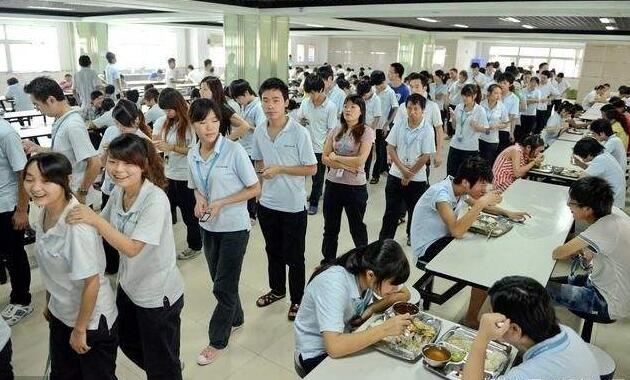 企業將食堂承包出去一年到底能省多少錢？